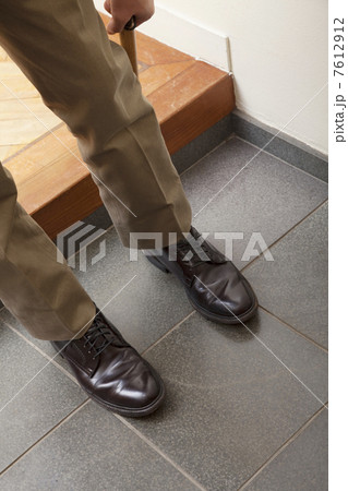 靴をはく男性 7612912