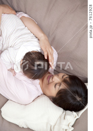赤ちゃんを抱く母親 赤ちゃんを抱く母親 7612928