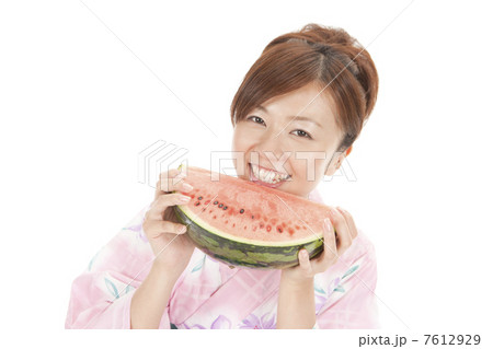 すいかを食べようとする浴衣女性 すいかを食べようとする浴衣女性 7612929