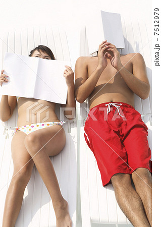 サマーベッドで眠るカップル サマーベッドで眠るカップル 7612979