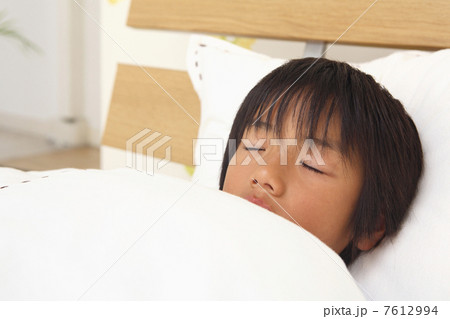眠っている男の子 7612994