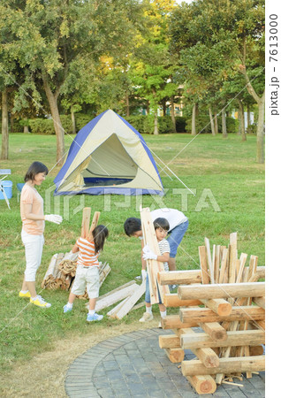 キャンプファイヤーの薪を運ぶ家族 キャンプファイヤーの薪を運ぶ家族 7613000