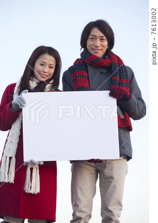 メッセージボードを持つカップル メッセージボードを持つカップル 7613002