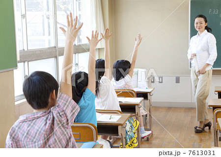 授業中挙手をする小学生4人の後ろ姿 授業中挙手をする小学生4人の後ろ姿 7613031