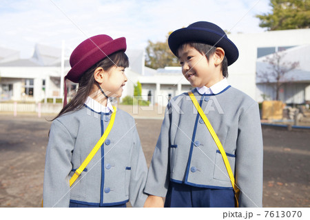 見つめ合う幼稚園児男女 7613070