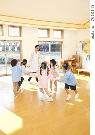 輪になって踊る