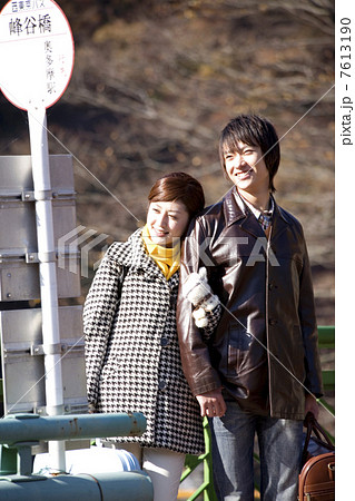 バス停に立っているカップル 7613190