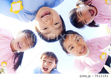 輪になって笑う幼稚園児5人 輪になって笑う幼稚園児5人 7613191