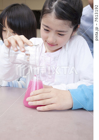 フラスコを持つ小学生女子 7613192