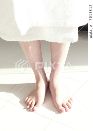 バスローブを着た女性の足元 7613312