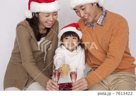 クリスマスパティーを楽しむ家族 クリスマスパティーを楽しむ家族 7613422