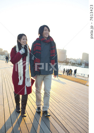 腕を組んで歩くカップル 7613423