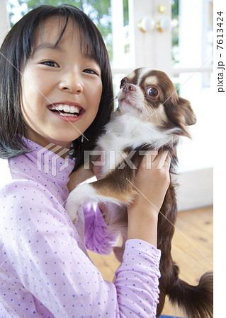 チワワを抱く笑顔の女の子 7613424
