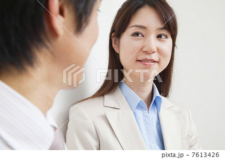 休憩中に談笑するビジネスマンとOL 7613426