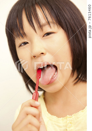 歯磨きをする女の子 歯磨きをする女の子 7613460
