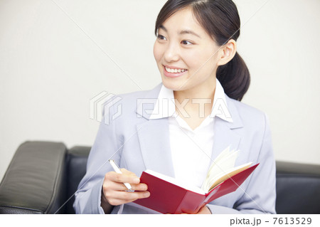 手帳を持ったOL 手帳を持ったOL 7613529