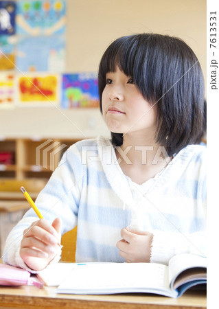授業を受ける小学生女子 7613531