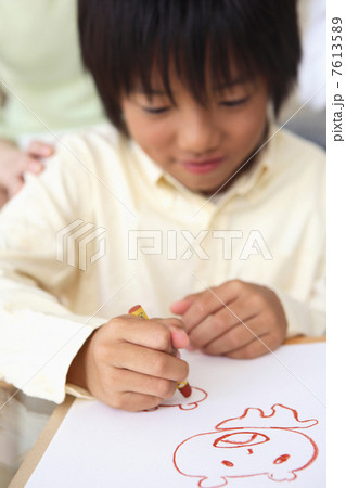 クレヨンで絵を描く男の子 クレヨンで絵を描く男の子 7613589
