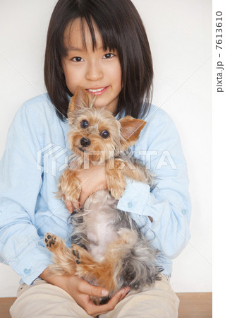 ヨークシャーテリアを抱きしめる笑顔の女の子 ヨークシャーテリアを抱きしめる笑顔の女の子 7613610