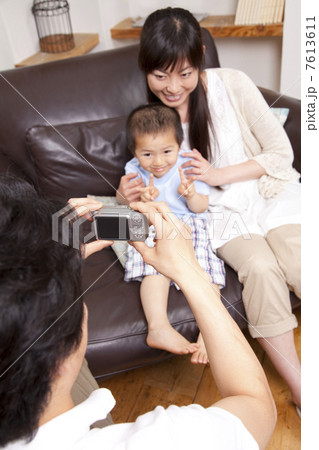 デジカメで家族を撮影する父親 7613611