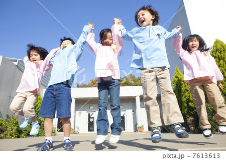 ジャンプする笑顔の幼稚園児5人 7613613
