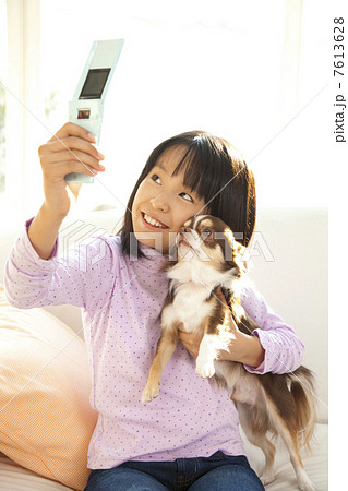 チワワと写メを撮る女の子 チワワと写メを撮る女の子 7613628