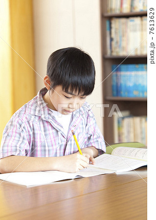 図書室で勉強する小学生男子 図書室で勉強する小学生男子 7613629