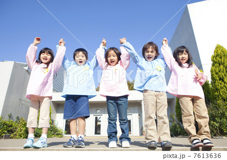 笑顔の幼稚園児5人 7613636