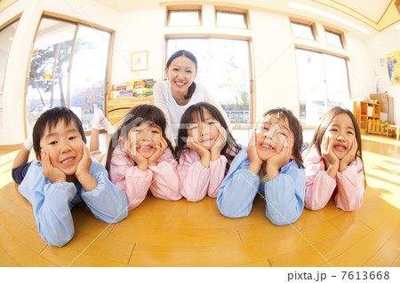 頬杖をついて微笑む幼稚園児と笑顔の幼稚園教諭 7613668