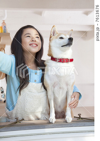 窓を開け空を見上げる柴犬と女の子 窓を開け空を見上げる柴犬と女の子 7613676