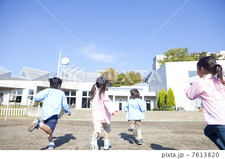 園庭を走る幼稚園児の後姿 7613820