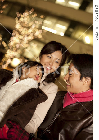 イルミネーションを楽しむ家族 7613830