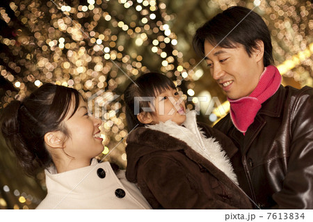 イルミネーションを楽しむ家族 7613834