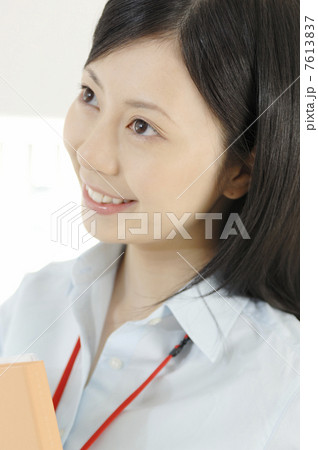 笑っている女性 笑っている女性 7613837