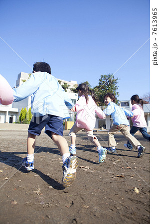 園庭を走る幼稚園児の後姿 7613965