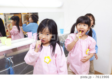 歯磨きをする幼稚園児 歯磨きをする幼稚園児 7613966