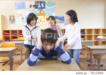 仲間外れにされる小学生男子 7613998