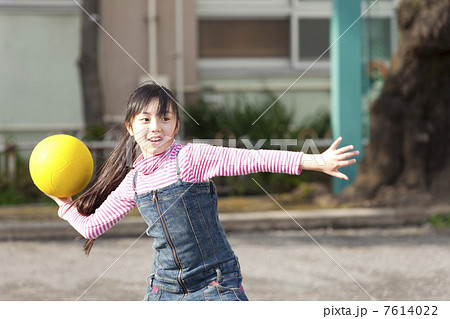 ドッジボールをする小学生女子の写真素材