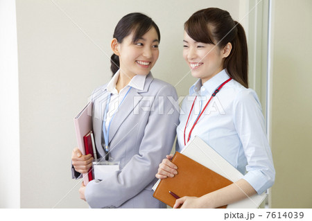 会話しながら歩くOL2人 7614039
