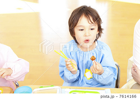 お弁当を食べる幼稚園男児 お弁当を食べる幼稚園男児 7614166