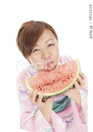 すいかを食べる浴衣女性 すいかを食べる浴衣女性 7614219