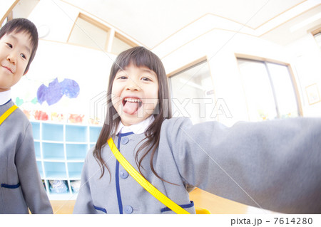 おどける幼稚園児男女 7614280