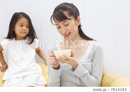 母親に甘える女の子 7614283