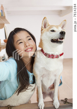 柴犬と笑顔の女の子 7614284