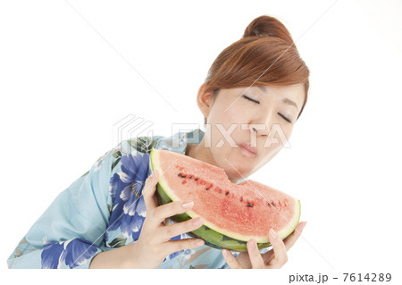 すいかを食べる浴衣女性 7614289