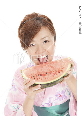 すいかを食べようとする浴衣女性 7614291