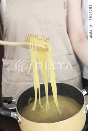 パスタを茹でる女性の手元 7614293