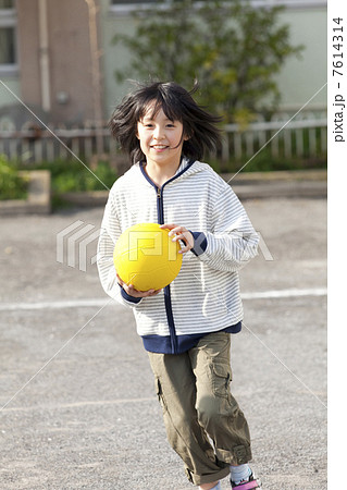 ドッジボールをする小学生女子 ドッジボールをする小学生女子 7614314