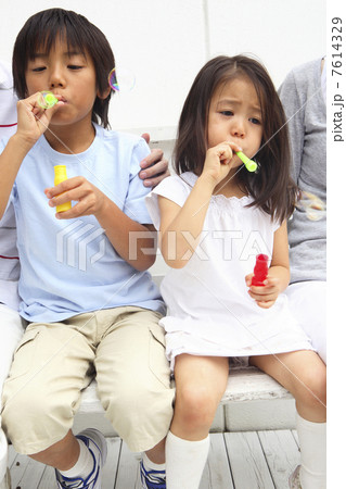 シャボン玉で遊ぶ家族 シャボン玉で遊ぶ家族 7614329