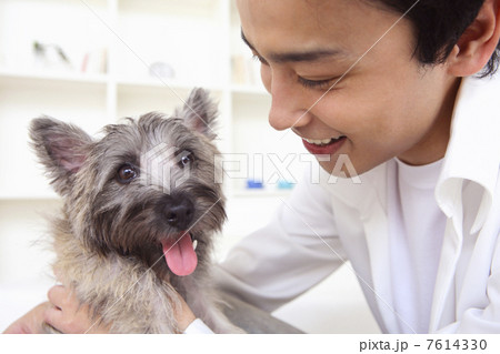 犬と男性 犬と男性 7614330
